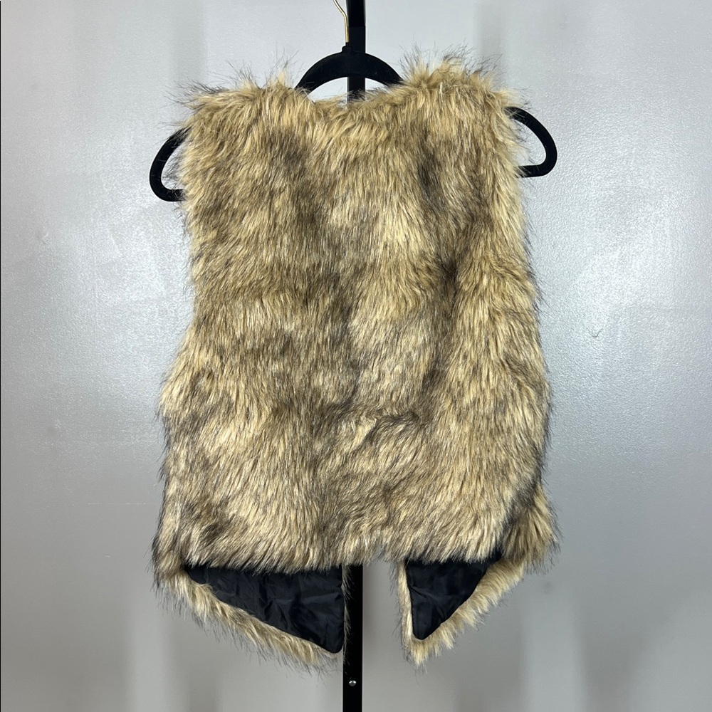 Me Jane Faux Fur Vest in Tan and Black - Picture 2 of 4